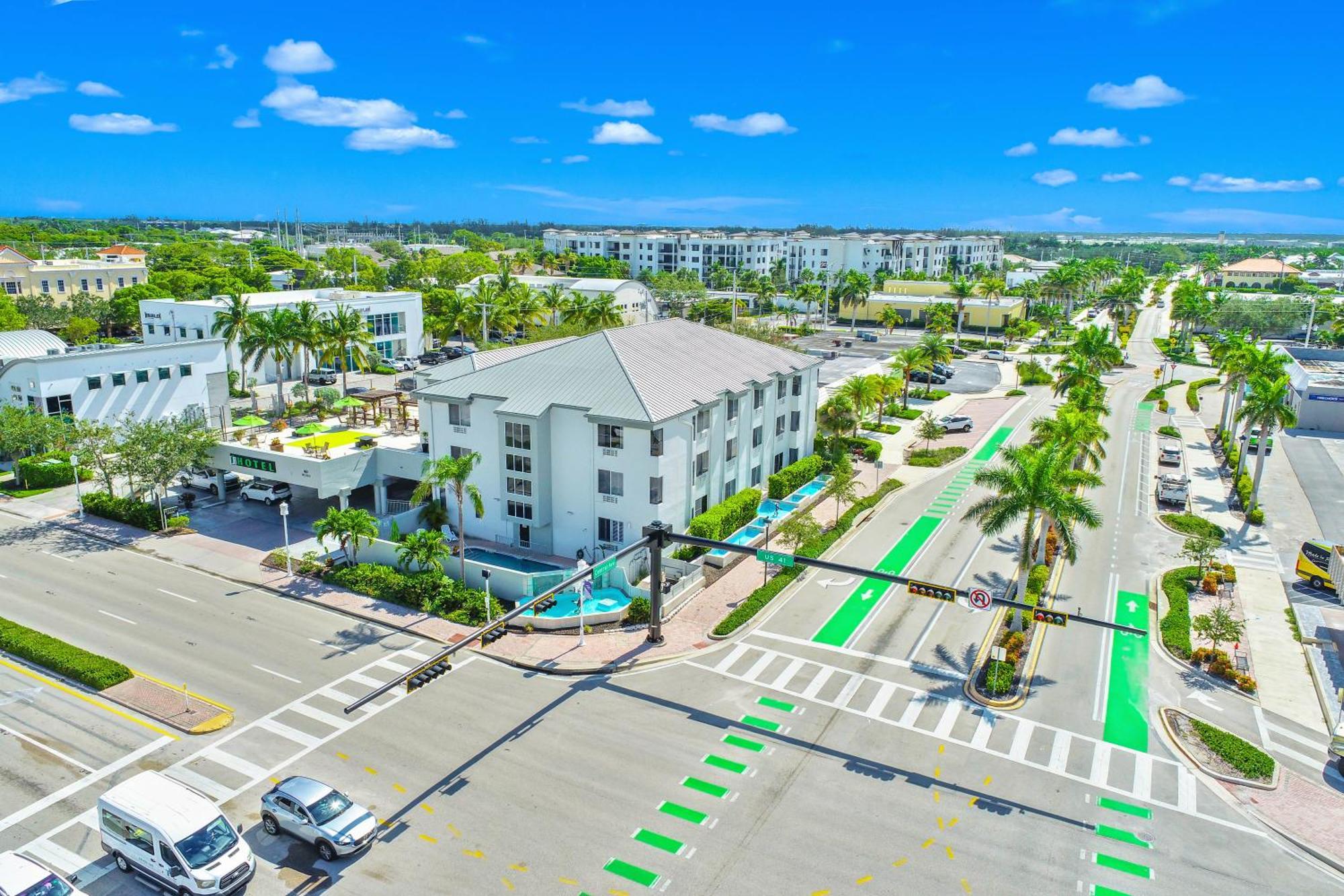 Naples Park Central Hotel Exterior photo