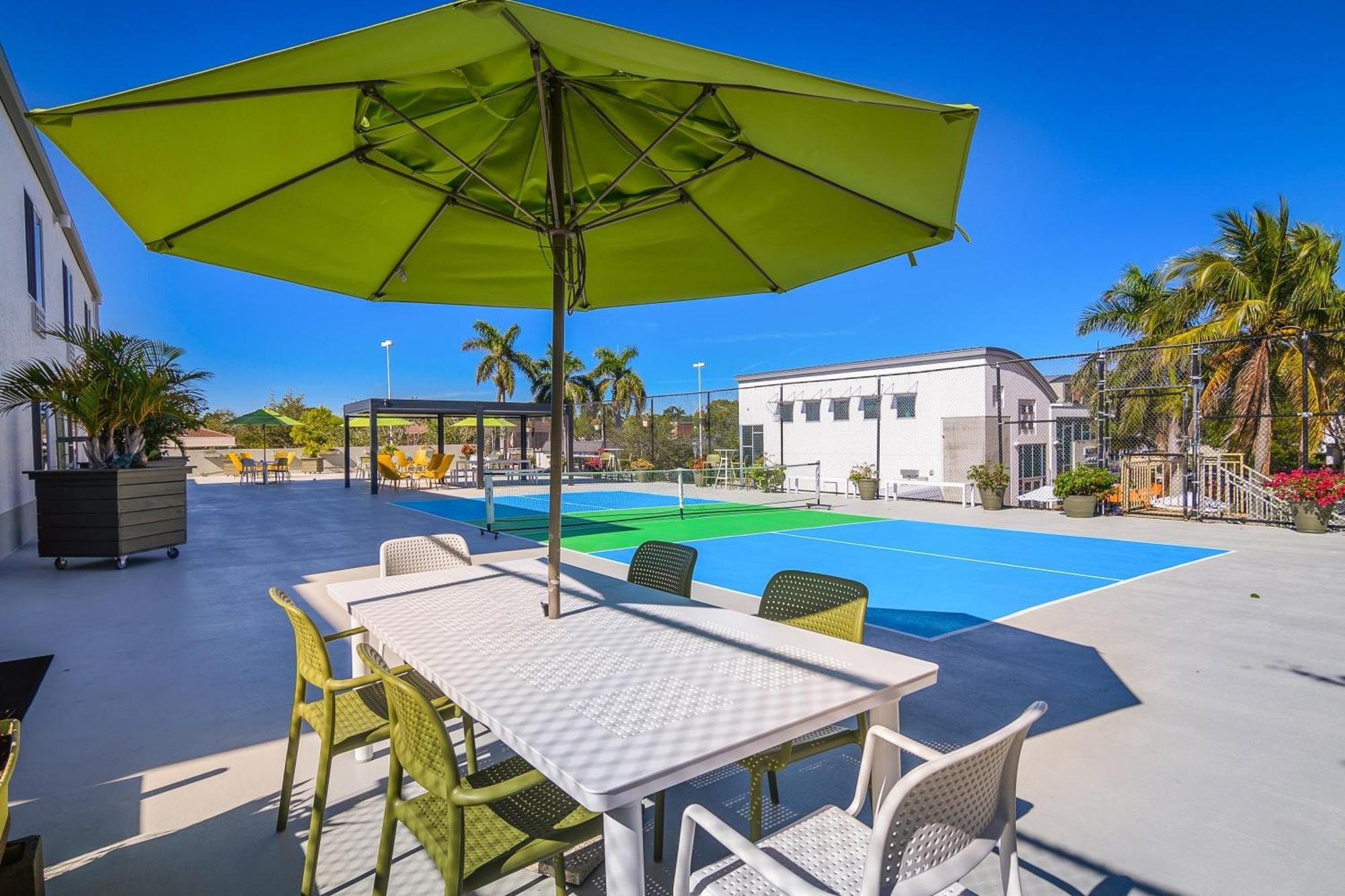 Naples Park Central Hotel Exterior photo